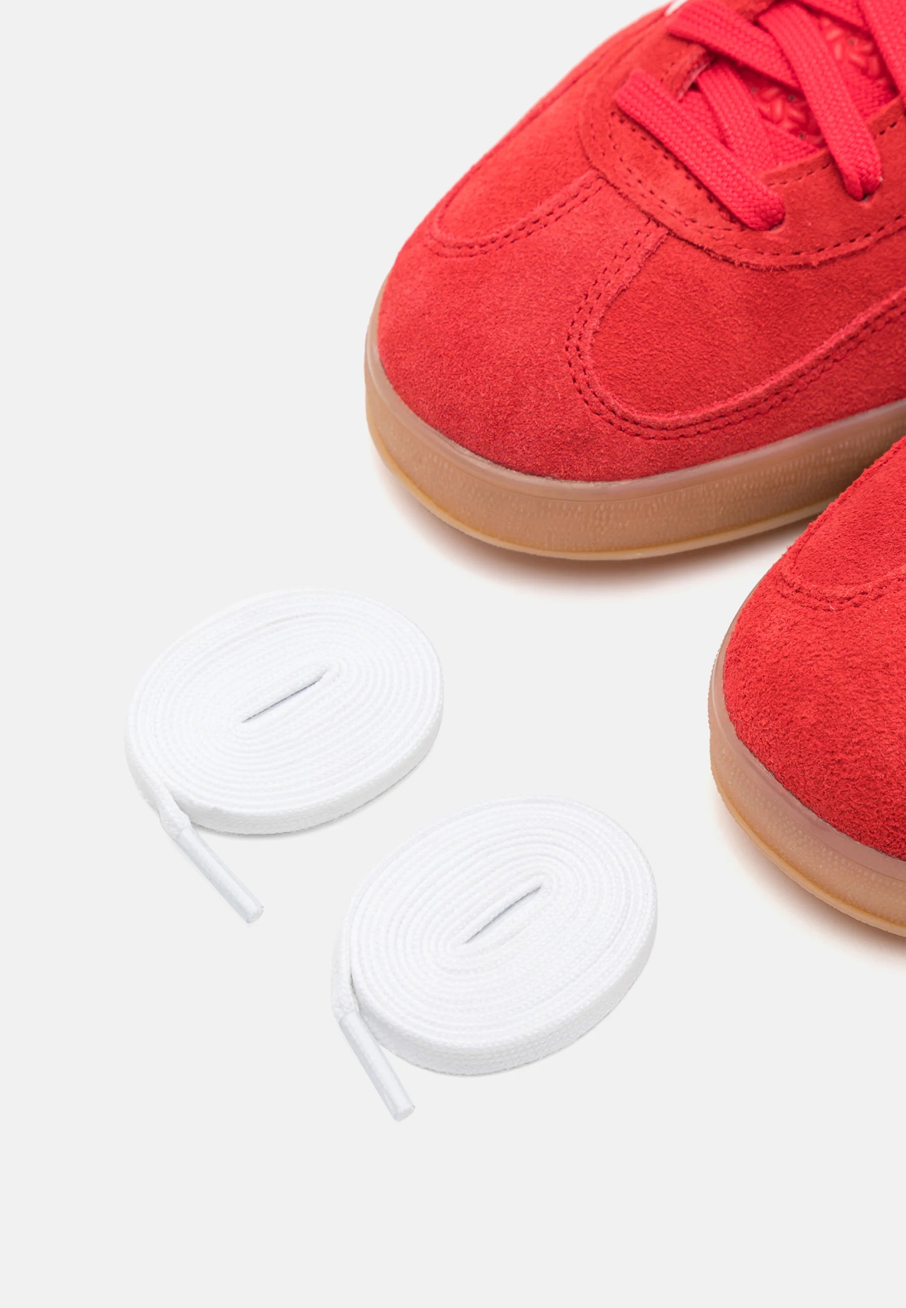 adidas Gazelle Indoor Better Scarlet
Shop den perfekte sneaker. Adidas Gazelle indoor better scarlet, denne sneaker er perfekt til både inddøres brug og perfekt til gadebillet.
set fra ekstra snørrebånd