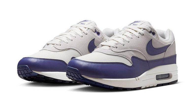 Nike Air Max 1 Phantom Sanded Purple sneaker med neutral base og lilla detaljer.