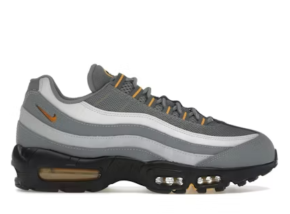 Nike Air Max 95 Cool Grey Sundial sneaker i grå med gule detaljer og Air Max sål. Model HV6062-002 (2025).