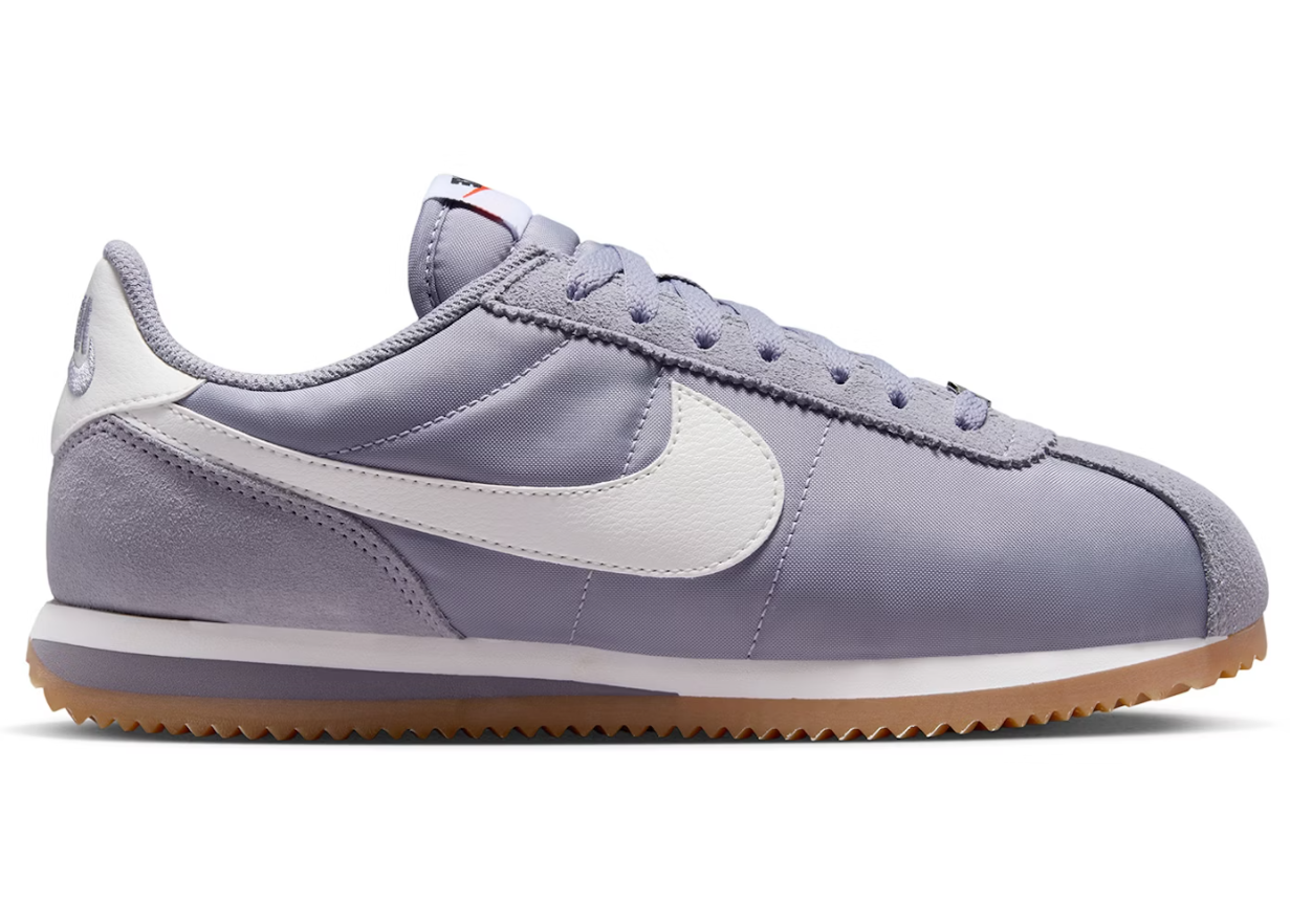 Nike Cortez Textile Cement Grey Gum Light Brown Safety Orange Sail (Women’s) i grå tekstil med orange detaljer og gummisål. Model DZ2795-005 (2025).